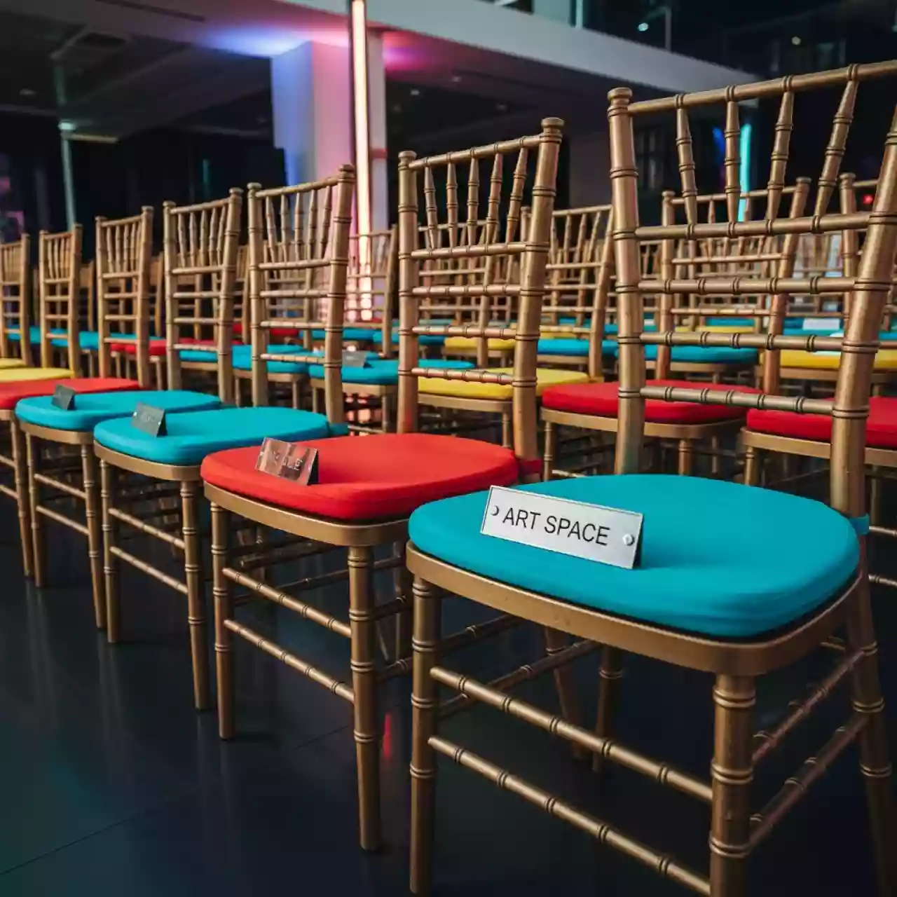 Аренда Стул Chiavari деревянный золотой с цветной подушкой в Alpha Sirius — ART SPACE