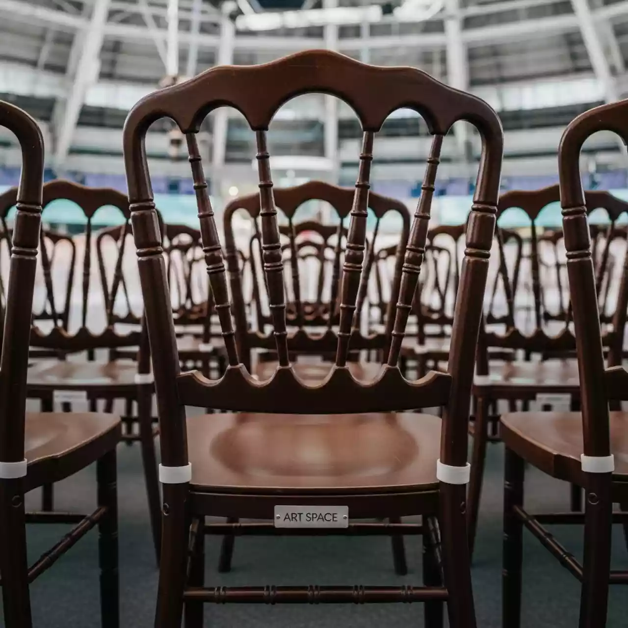 Аренда Стул Chiavari коричневый без сидушки в Керлинговом центре «Ледяной куб» — ART SPACE