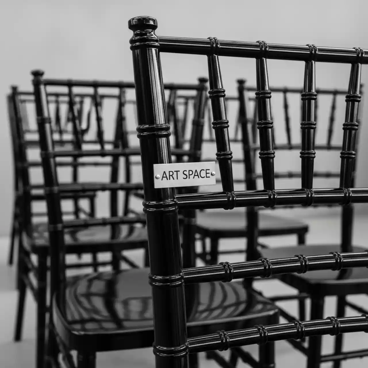 Аренда Стул Chiavari NEW пластиковый черный глянцевый в Imeretinskiy Hotel — ART SPACE