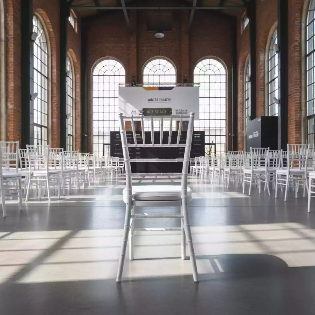 Аренда Стул Chiavari White белый в Зимнем театре — ART SPACE