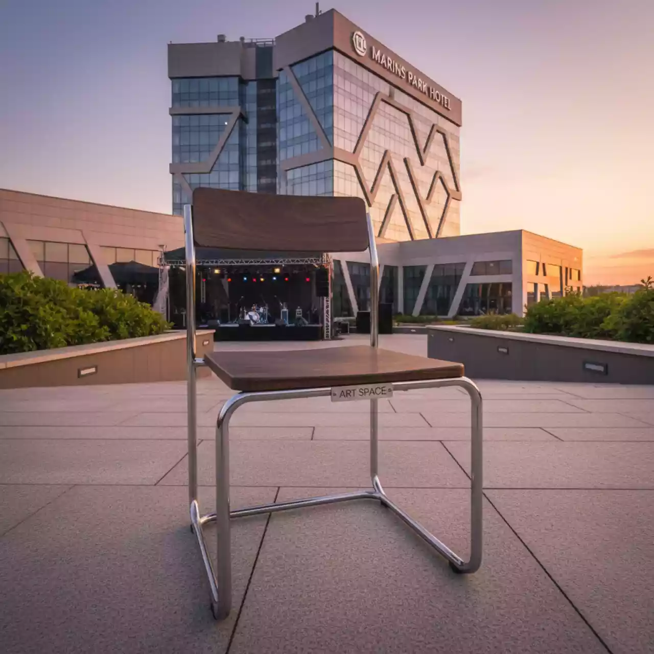 Аренда Стул Chrome с деревянным сиденьем в Маринс Парк Отеле — ART SPACE