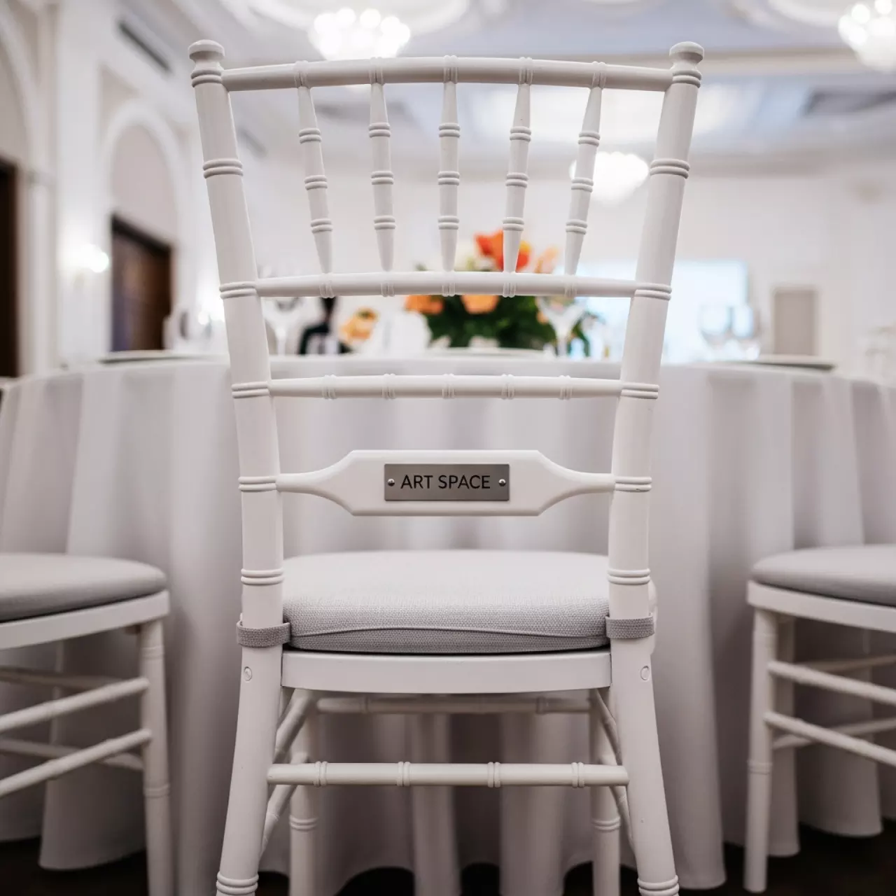 Аренда Стул деревянный белый Наполеон с подушкой в Radisson Hotel Rosa Khutor — ART SPACE
