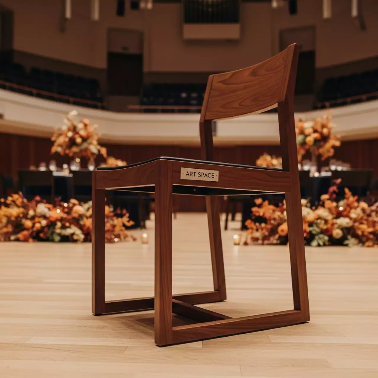 Аренда Стул деревянный Chelsea в Зале органной и камерной музыки — ART SPACE
