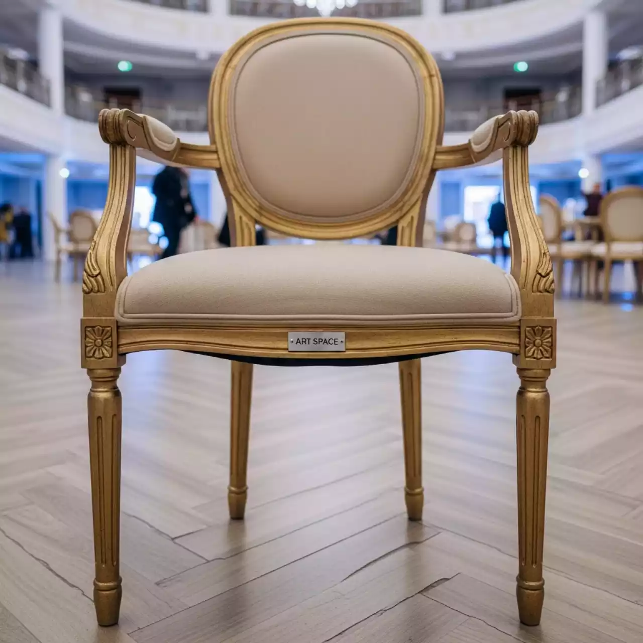 Аренда Стул деревянный Лауро бежевый патина золото в санатории «Сочи» — ART SPACE