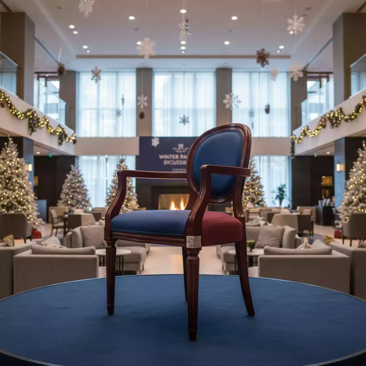 Аренда Стул деревянный с обивкой Lucca в Mövenpick Hotel — ART SPACE