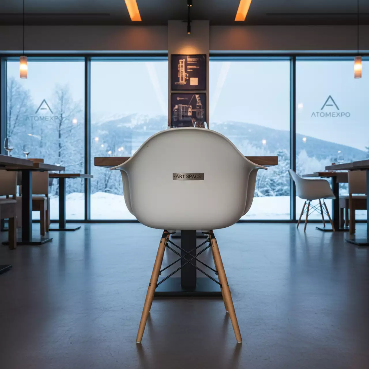 Аренда Стул дизайнерский Eames стиль DSW белый в ресторане «D.O.M» — ART SPACE