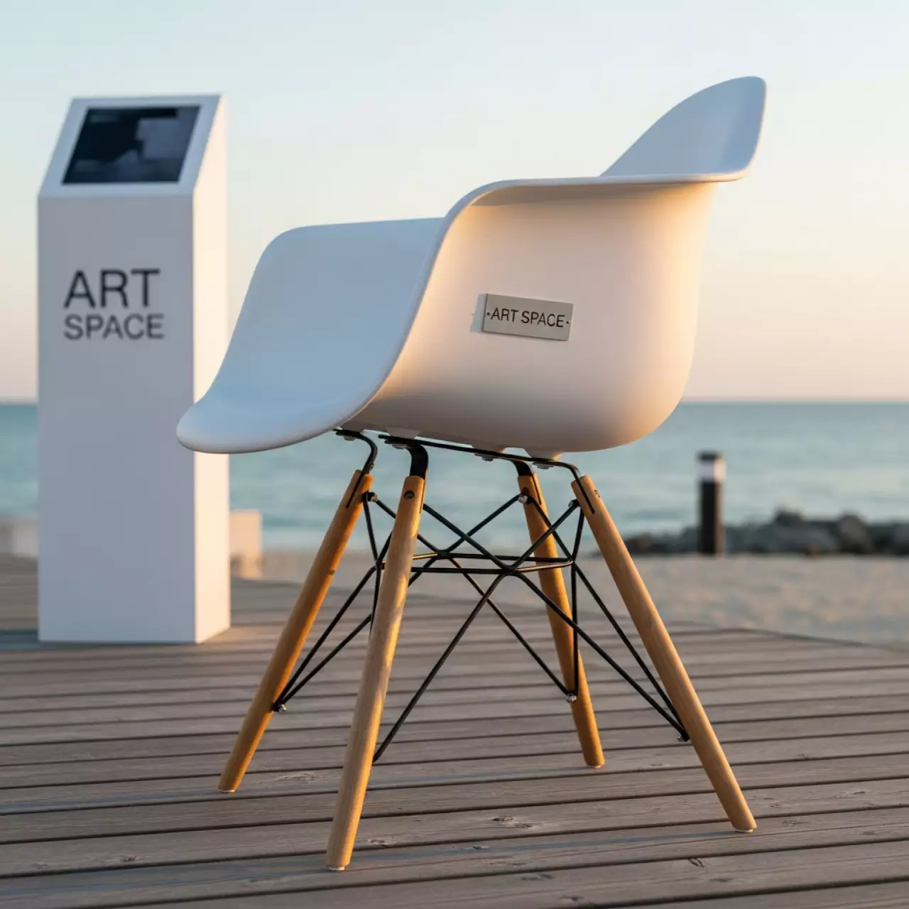 Аренда Стул дизайнерский Eames стиль DSW DAR white белый на пляже «Ривьера» — ART SPACE