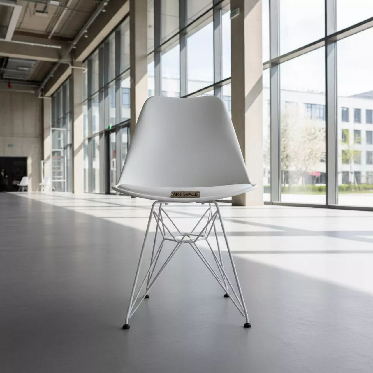 Аренда Стул дизайнерский Eames стиль DSW металл белый в Университете «Сириус» — ART SPACE