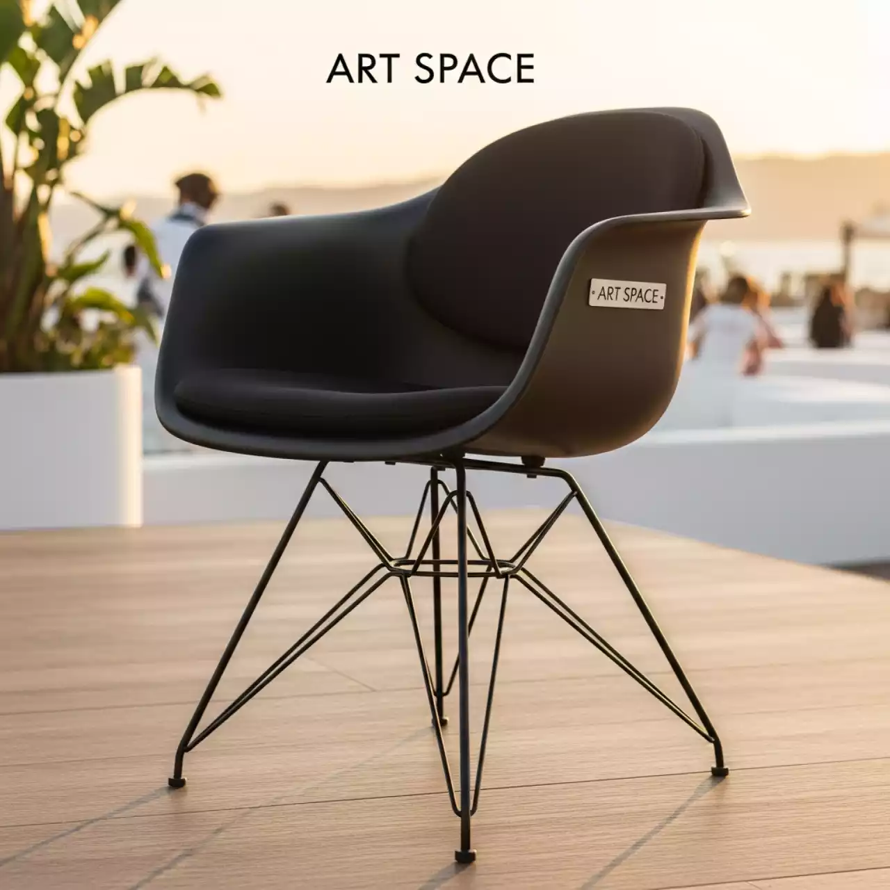 Аренда Стул дизайнерский Eames стиль DSW металл black в пляжном клубе Del Mar — ART SPACE