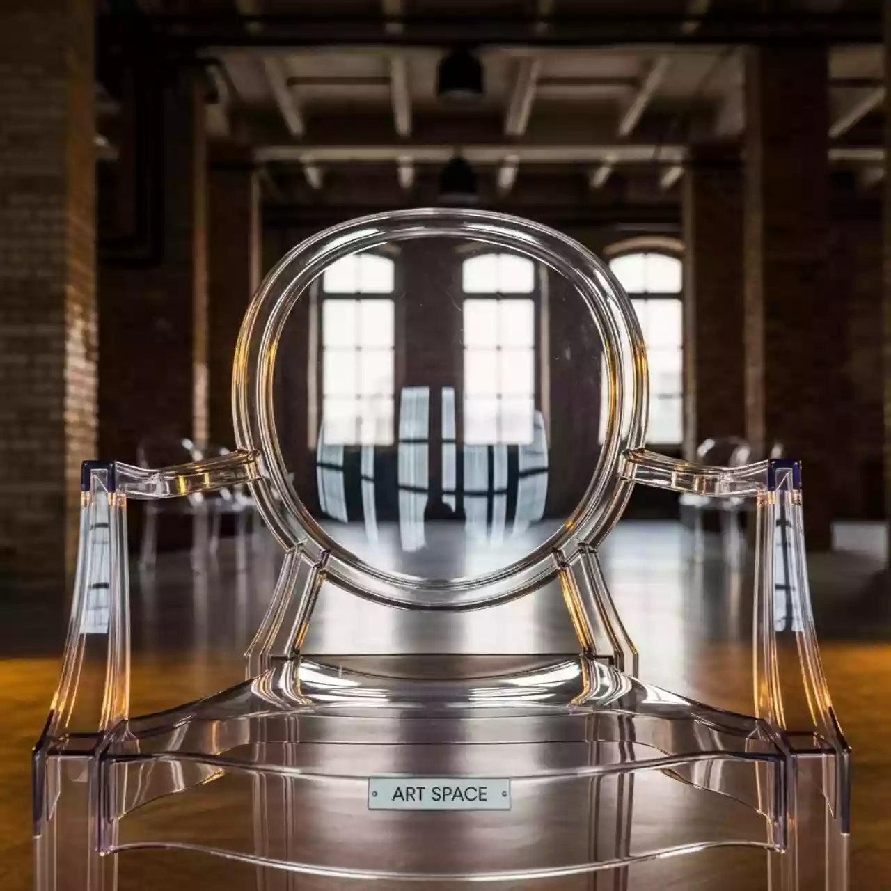 Аренда Стул дизайнерский Louis Ghost в лофте «Студия 21» — ART SPACE