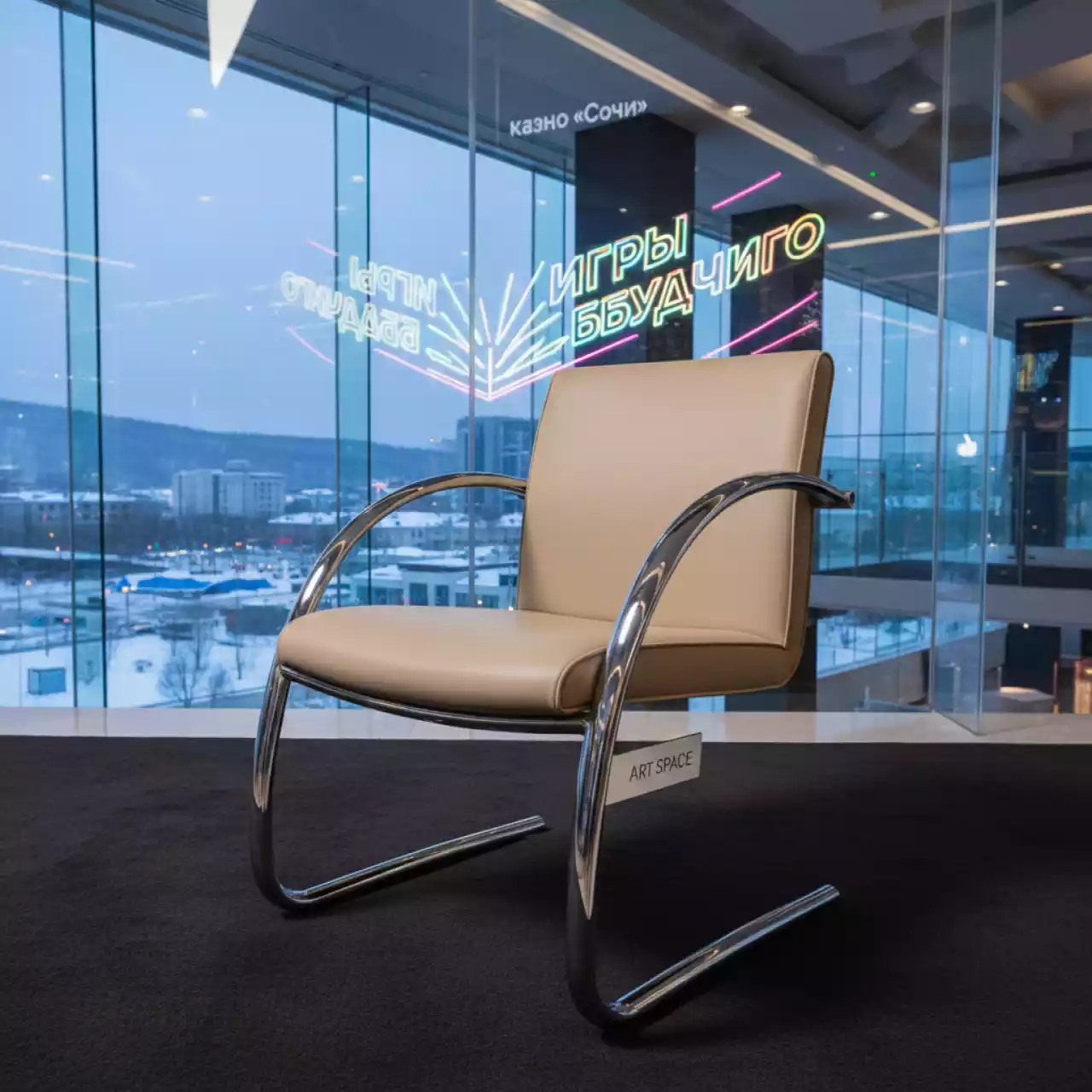 Аренда Стул для посетителей хром бежевая кожа в казино «Сочи» — ART SPACE