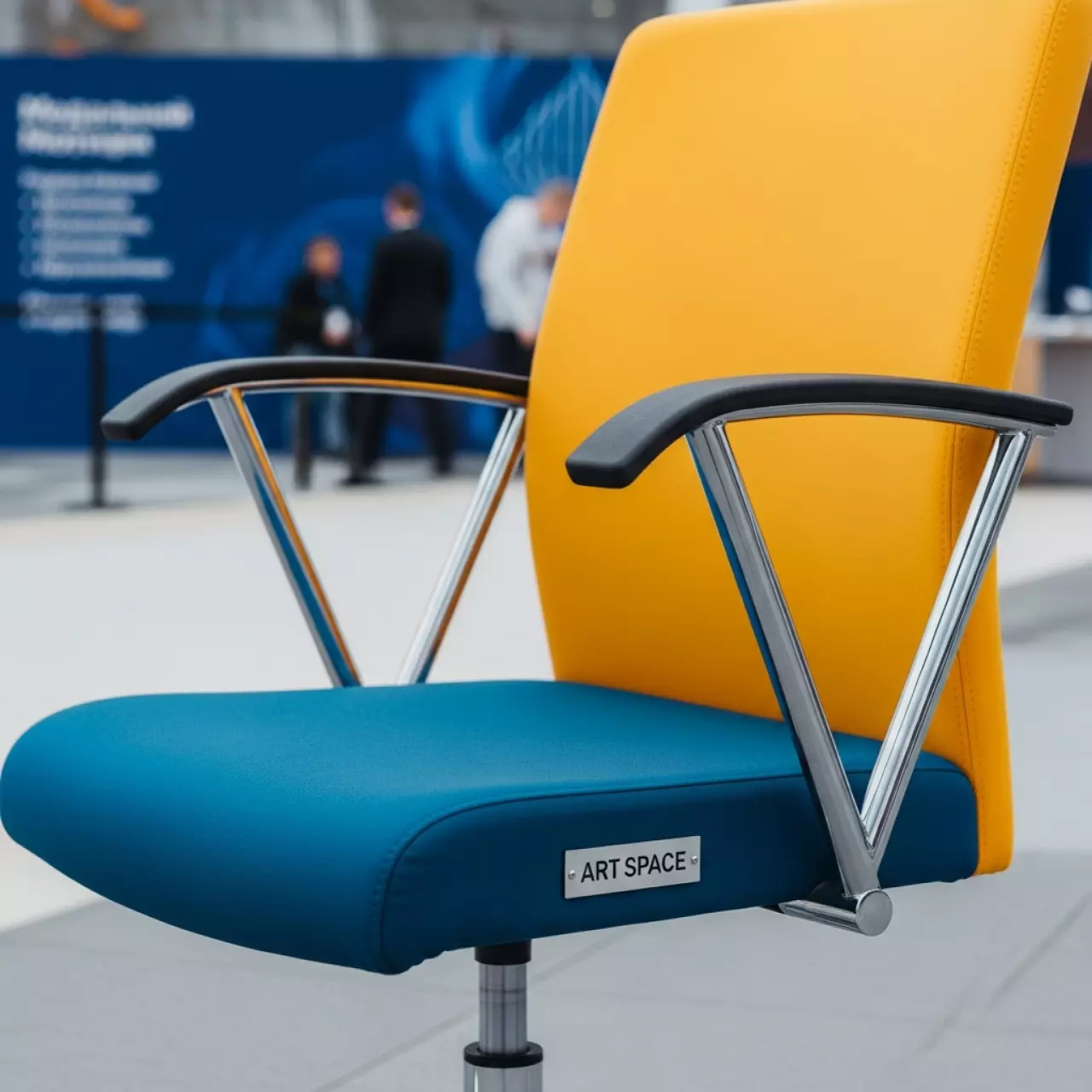 Аренда Стул для посетителя Samba Chrome V на Медальной площади — ART SPACE