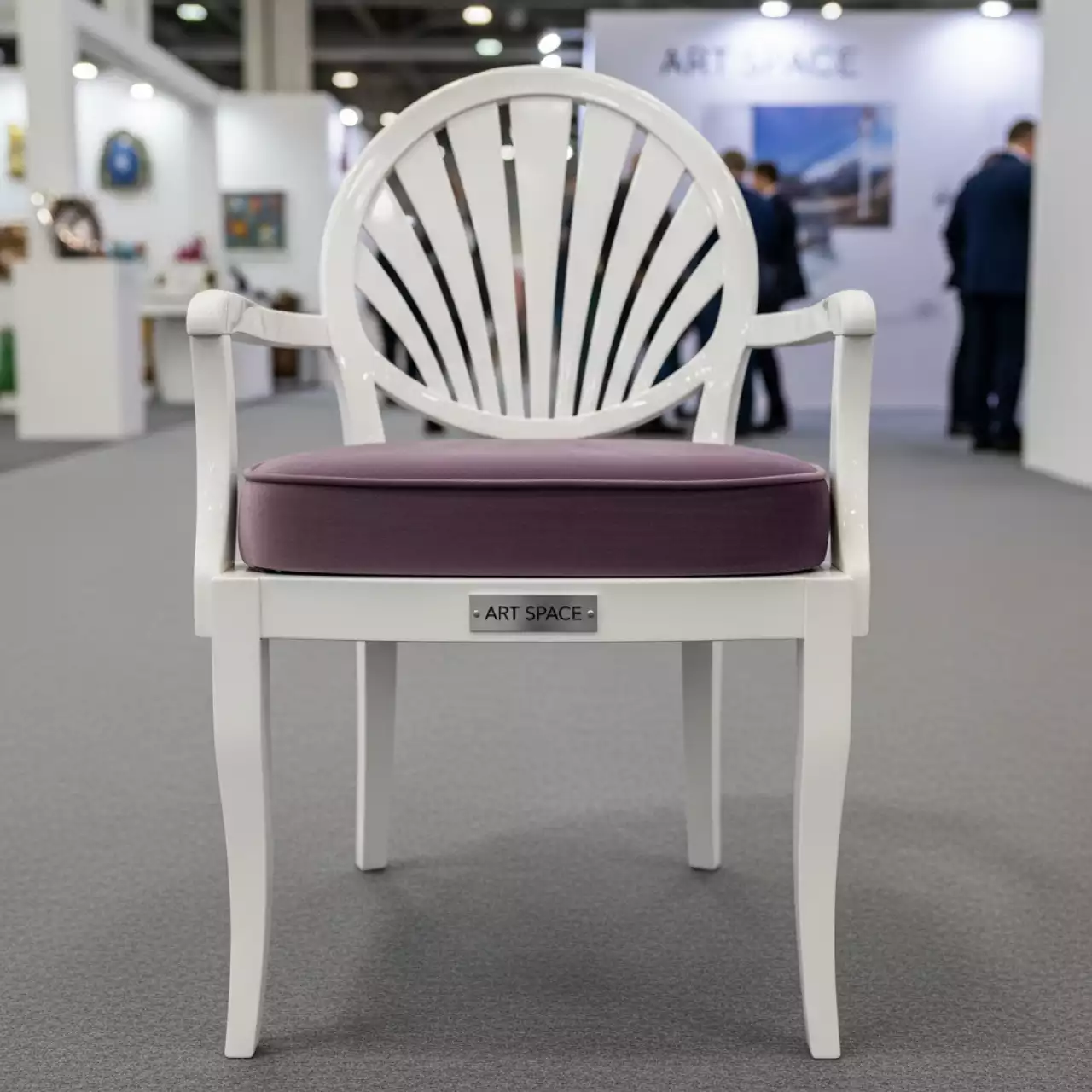 Аренда Стул Доминго белый бархатная подушка цвета пыльный инжир в ледовом дворце «Роза Хутор» — ART SPACE