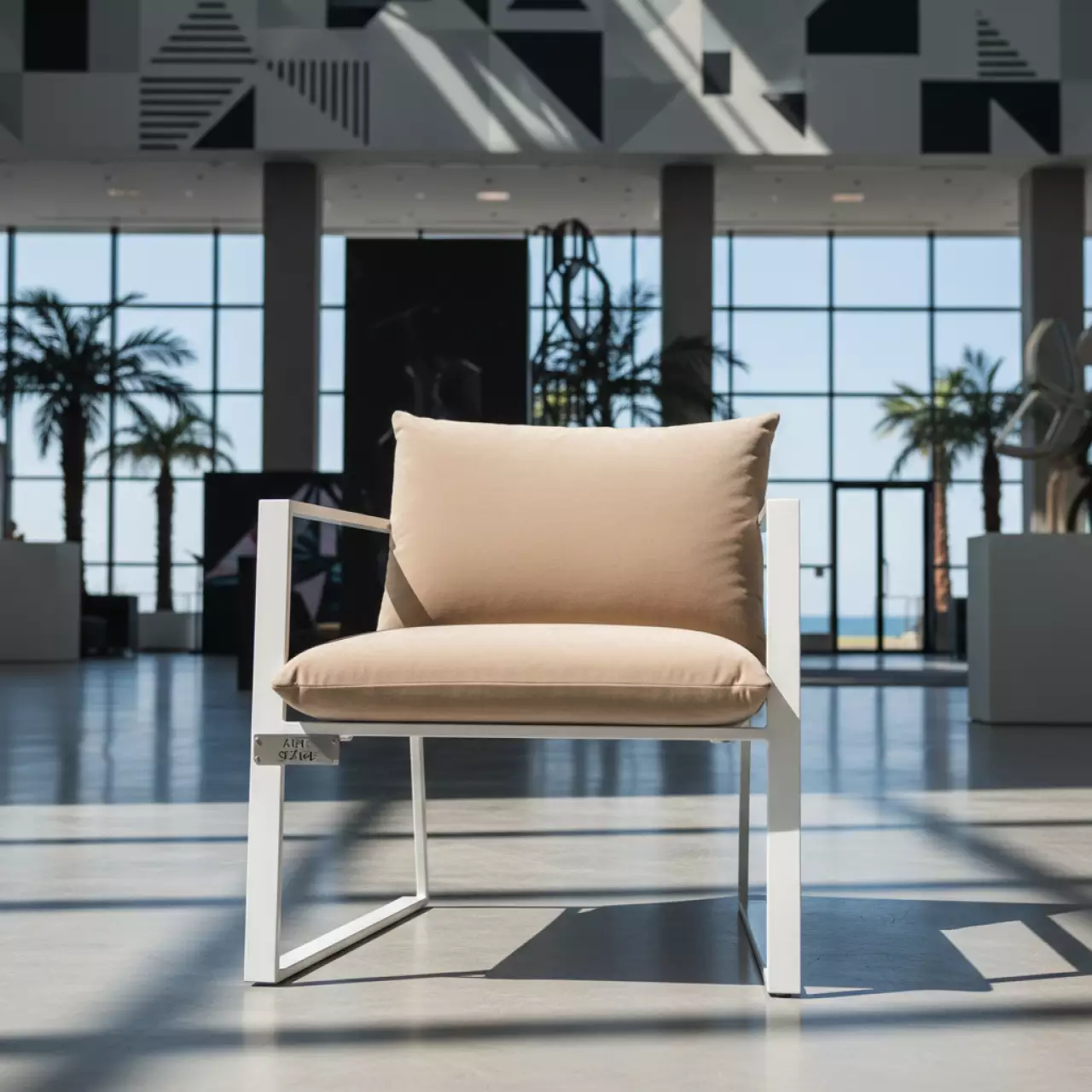 Аренда Стул Доминго белый бежевая бархатная подушка в Pullman Sochi Centre — ART SPACE