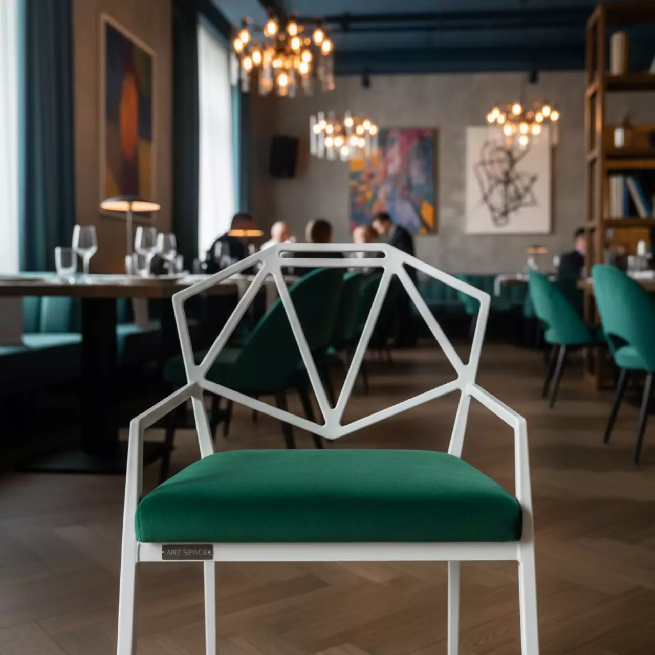 Аренда Стул Доминго белый папоротниковая бархатная подушка в ресторане «Баран-Рапан» — ART SPACE