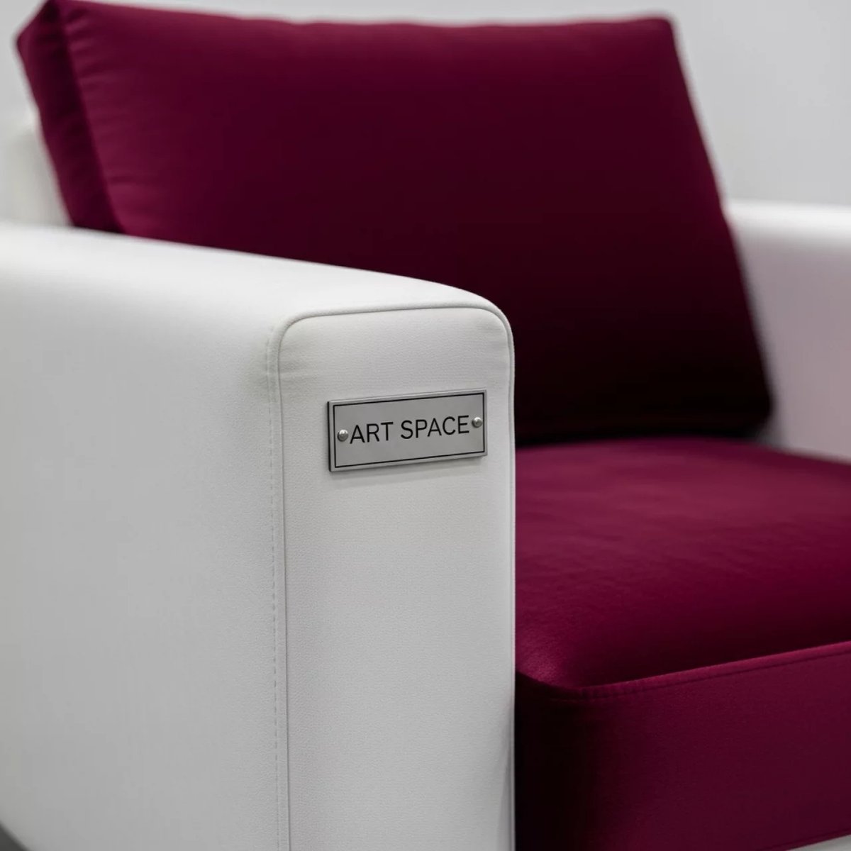 Аренда Стул ДОМИНГО белый с бордовой бархатной подушкой в Gamma Sirius — ART SPACE