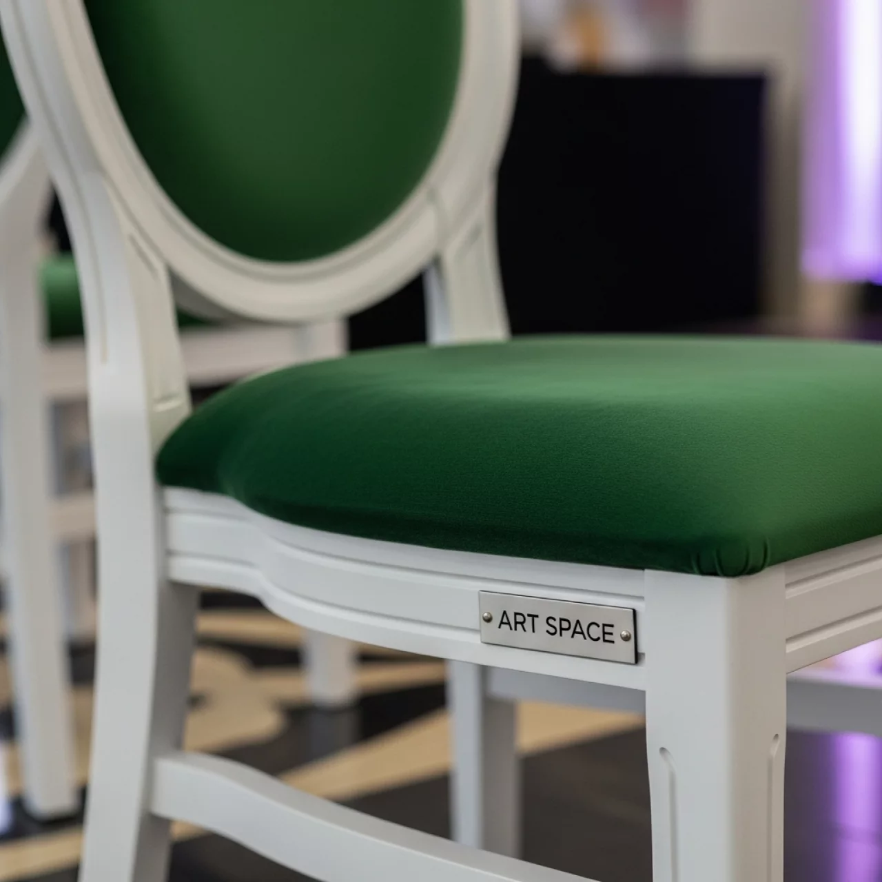 Аренда Стул ДОМИНГО белый с папоротниковой бархатной подушкой в казино «Сочи» — ART SPACE