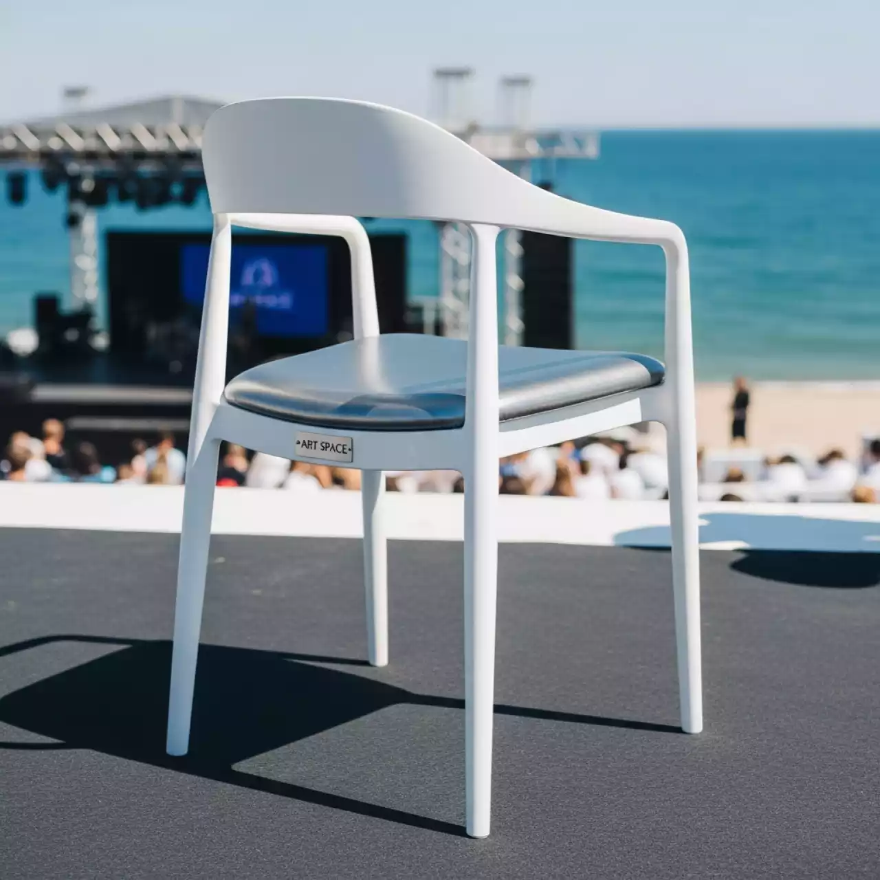 Аренда Стул Доминго белый с серебряной подушкой на пляжных клубах Хосты — ART SPACE