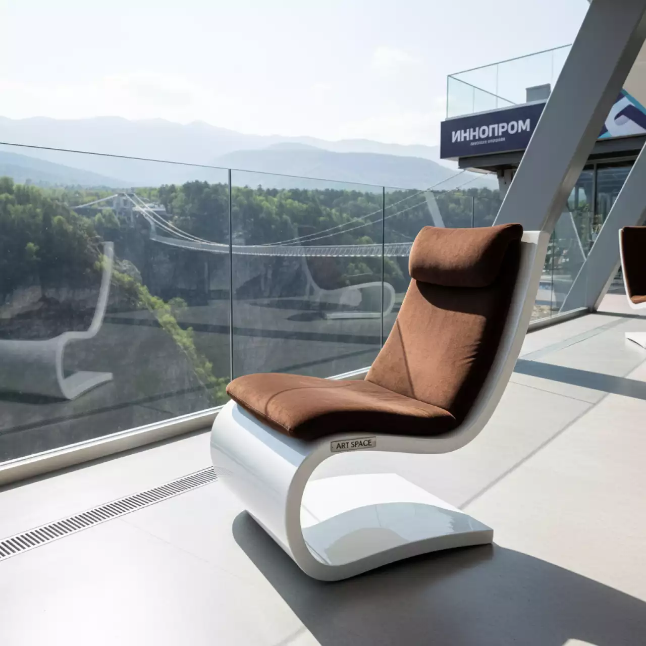 Аренда Стул ДОМИНГО белый с шоколадной бархатной подушкой в Skypark Sochi — ART SPACE