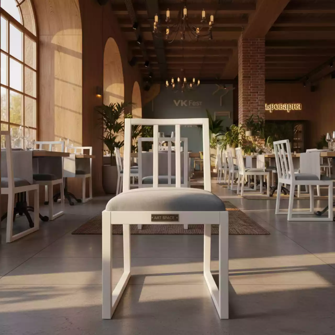 Аренда Стул Доминго белый серо голубая бархатная подушка в ресторане «Сыроварня» — ART SPACE