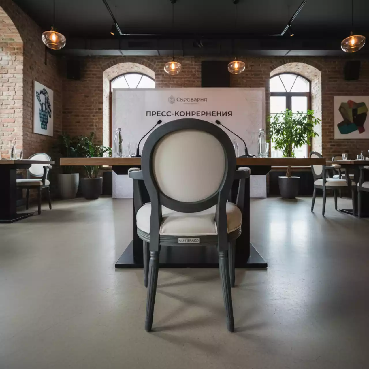 Аренда Стул дымчатый РУФФО в ресторане «Сыроварня» — ART SPACE