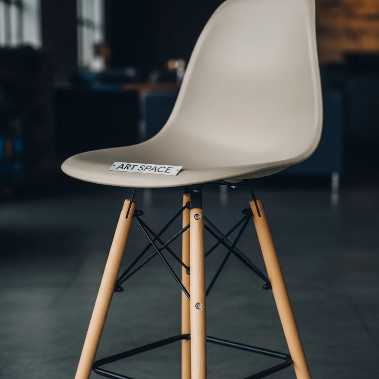 Аренда Стул Eames DSW барный бежевый в Cosmos Sochi Hotel — ART SPACE