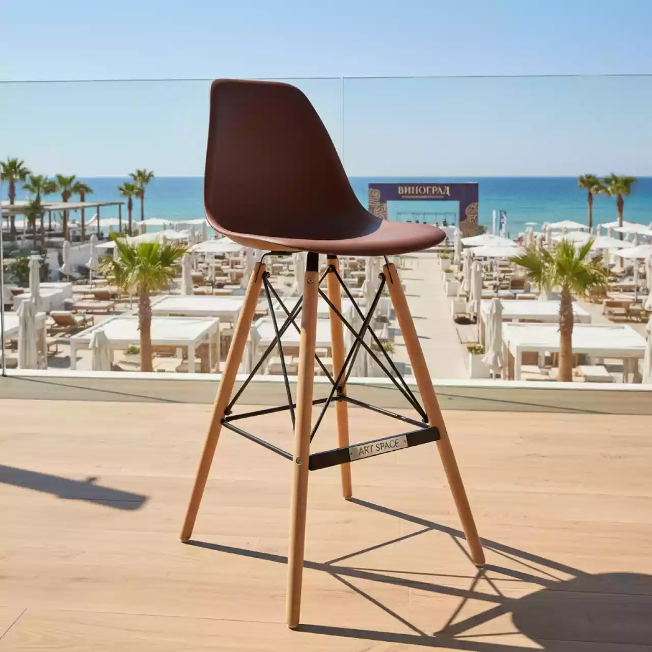 Аренда Стул Eames DSW Butterfly барный коричневый в пляжном комплексе VinoGrad — ART SPACE