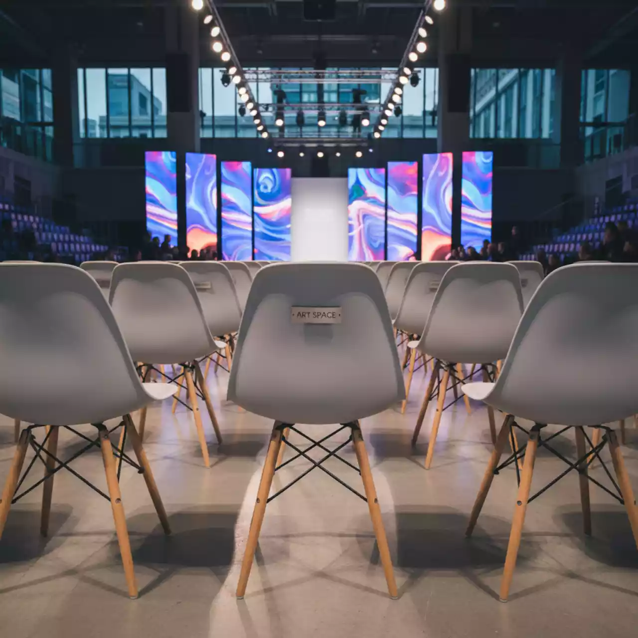 Аренда Стул Eames DSW светло серый в Сириус Арене — ART SPACE