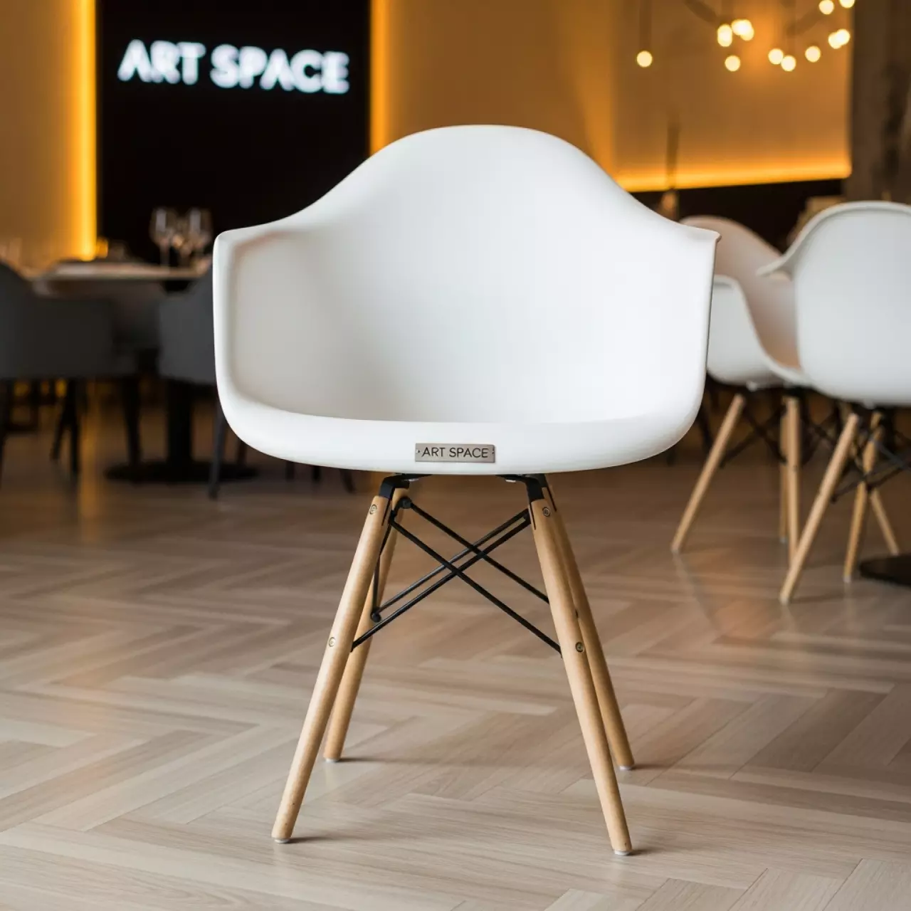 Аренда Стул EAMES HR белый в ресторане «Brunello» — ART SPACE