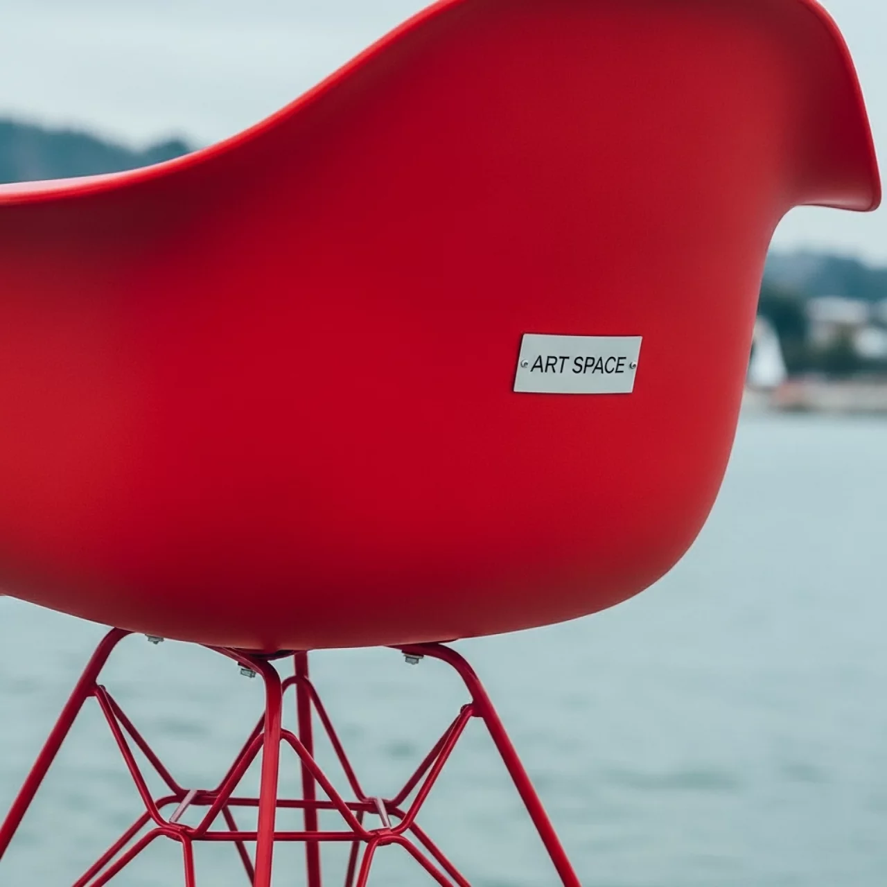 Аренда Стул Eames красный металл на пляже «Маяк» — ART SPACE