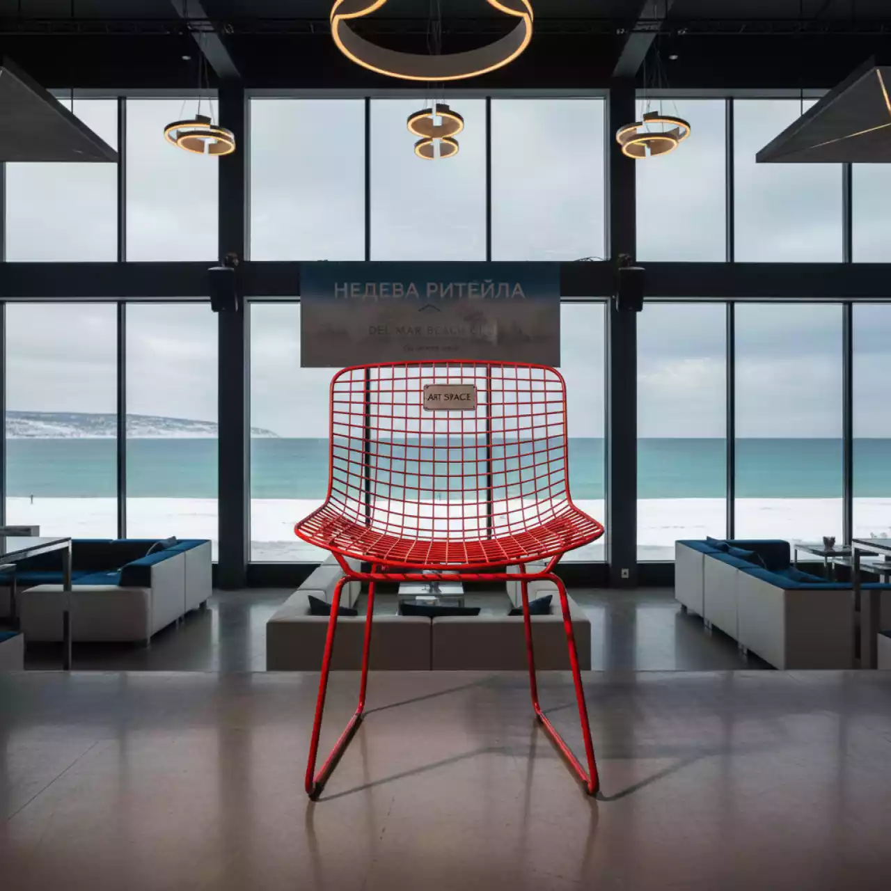 Аренда Стул Eames металл красный в пляжном клубе Del Mar — ART SPACE