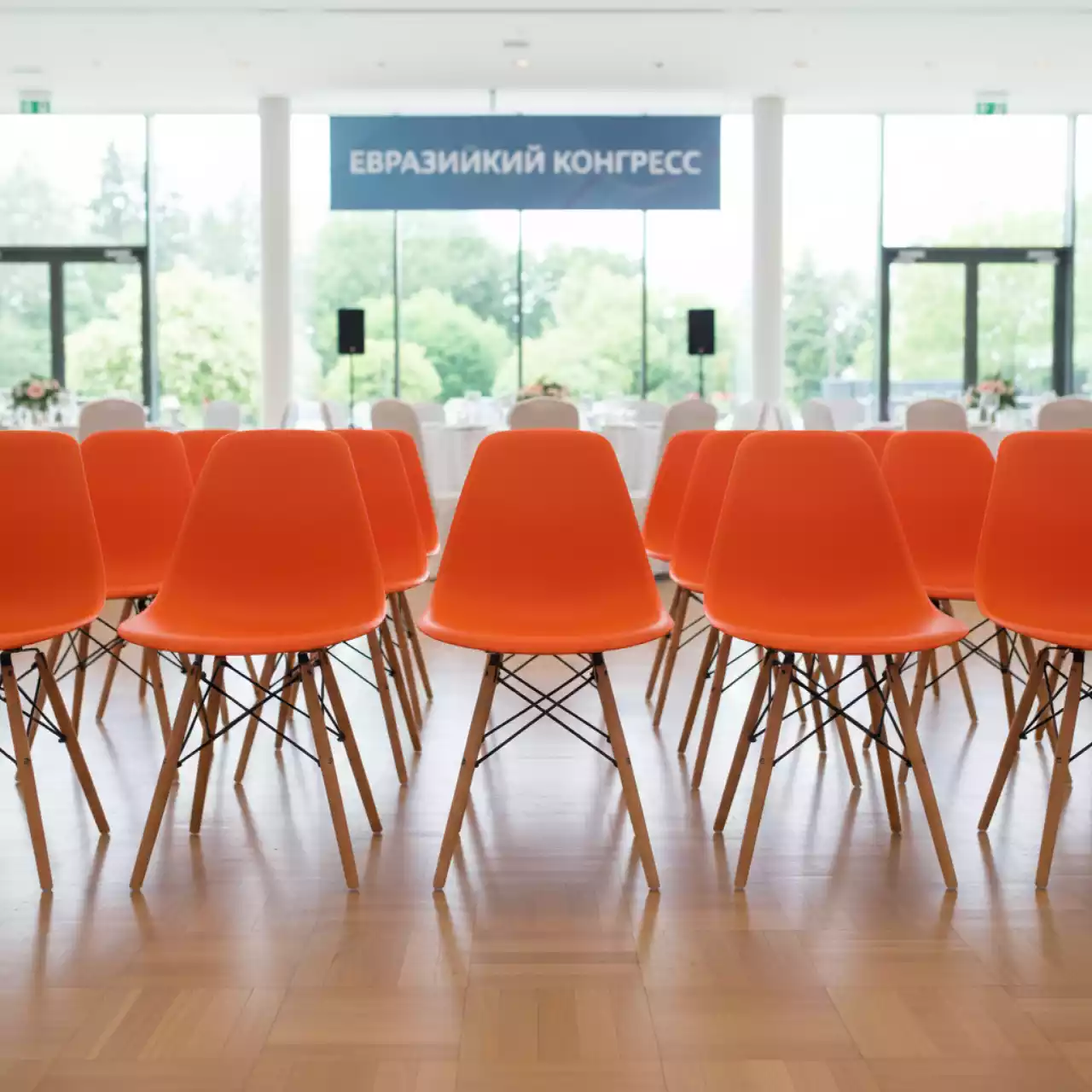 Аренда Стул Eames оранжевый в Novotel Resort — ART SPACE