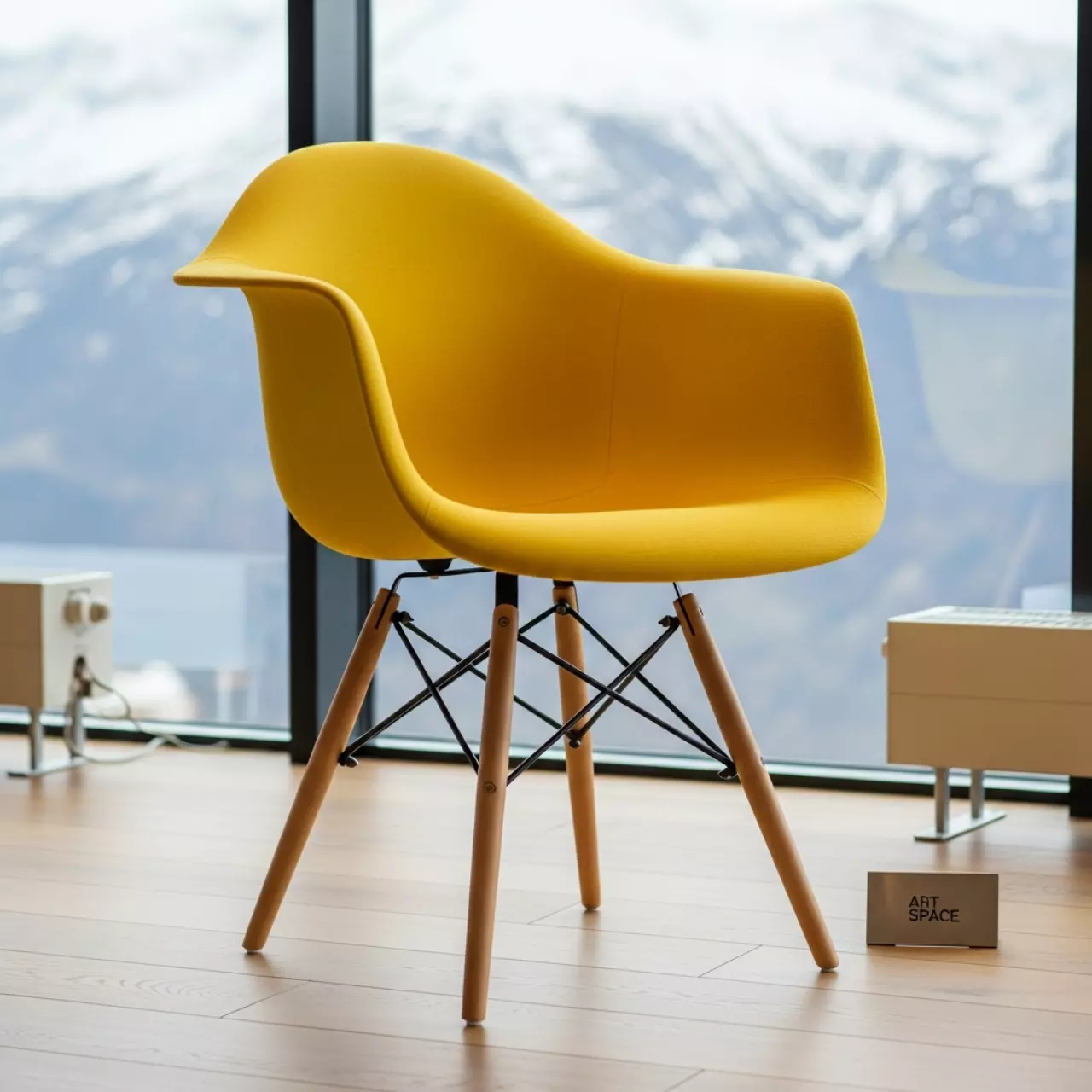 Аренда Стул Eames желтый в Golden Tulip Rosa Khutor — ART SPACE