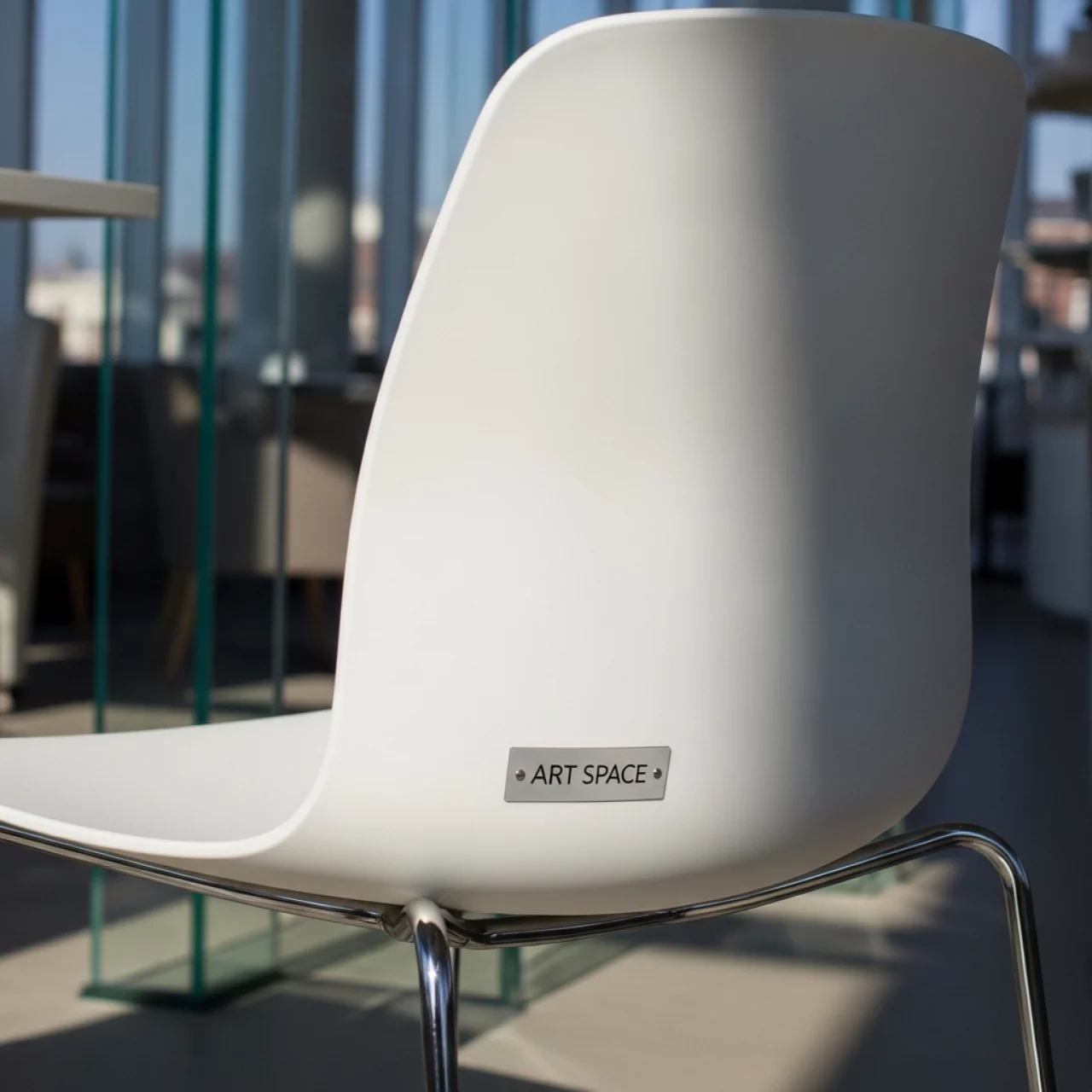 Аренда Стул Eclaps белый пластик в ресторане «Voda» — ART SPACE