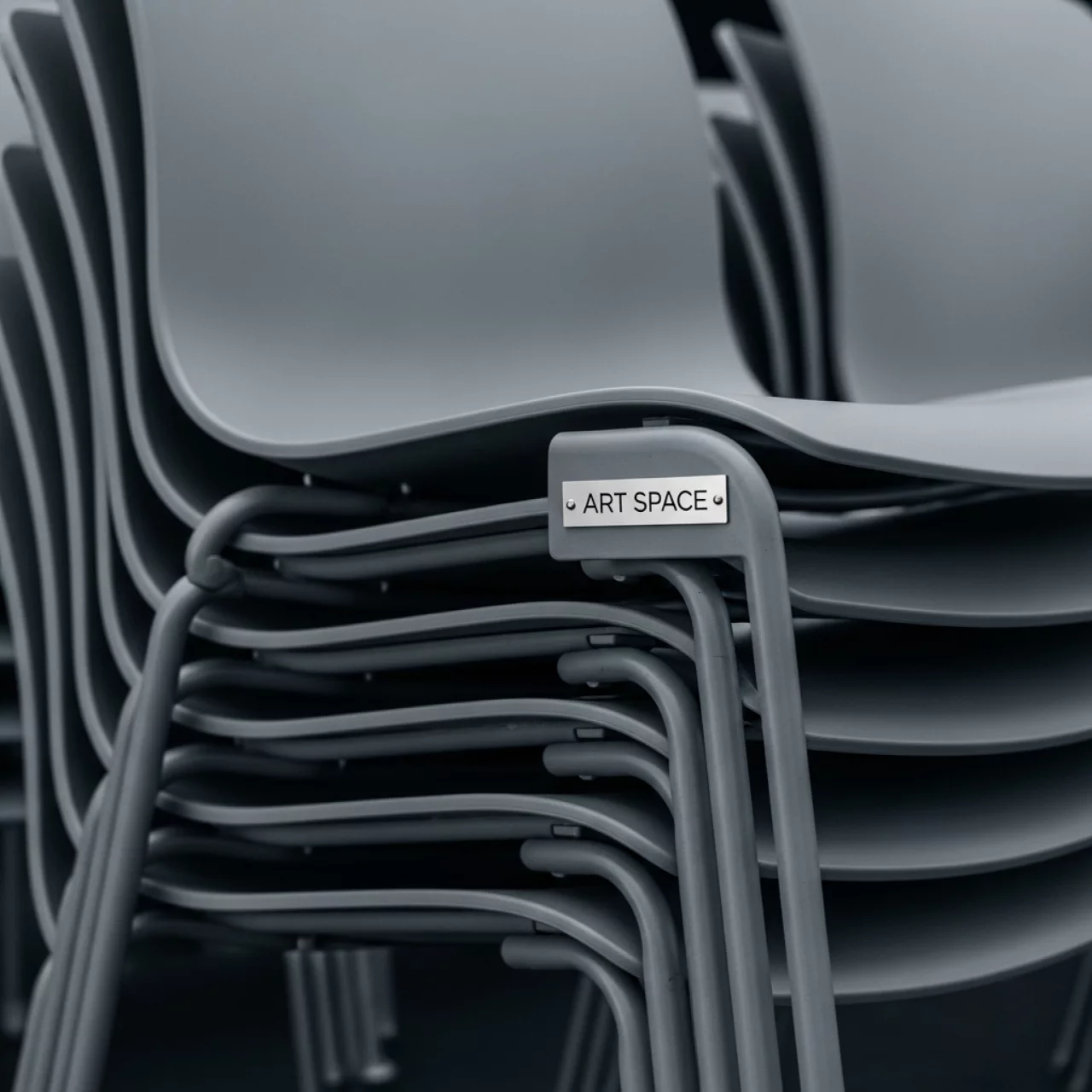 Аренда Стул Enave пластик серый в Зимнем театре — ART SPACE