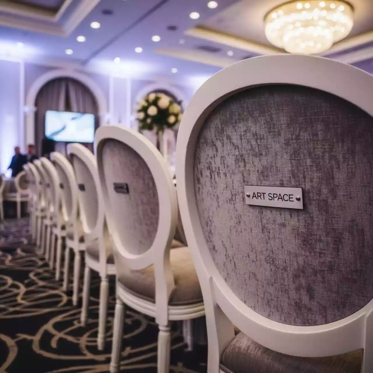 Аренда Стульев для Свадьбы в Mövenpick Hotel — ART SPACE