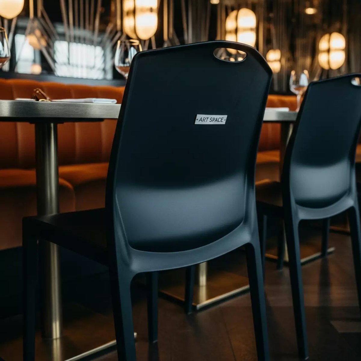 Аренда Стул Field пластик черный в ресторане «Плакучая Ива» — ART SPACE