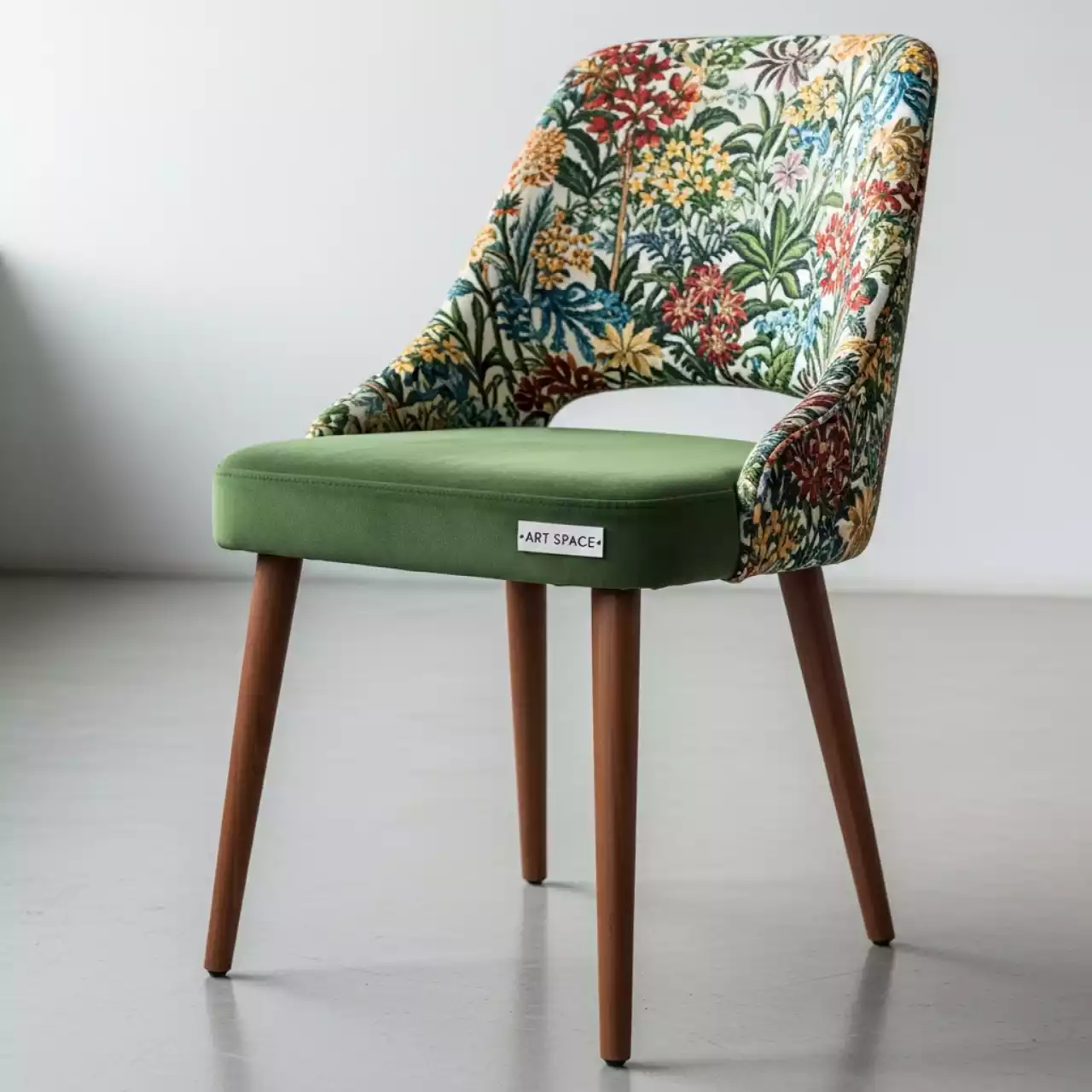 Аренда Стул Gavi гобелен лесная флора велюр Selesta зеленый ножки бук морилка красное дерево в Stella di Mosca — ART SPACE