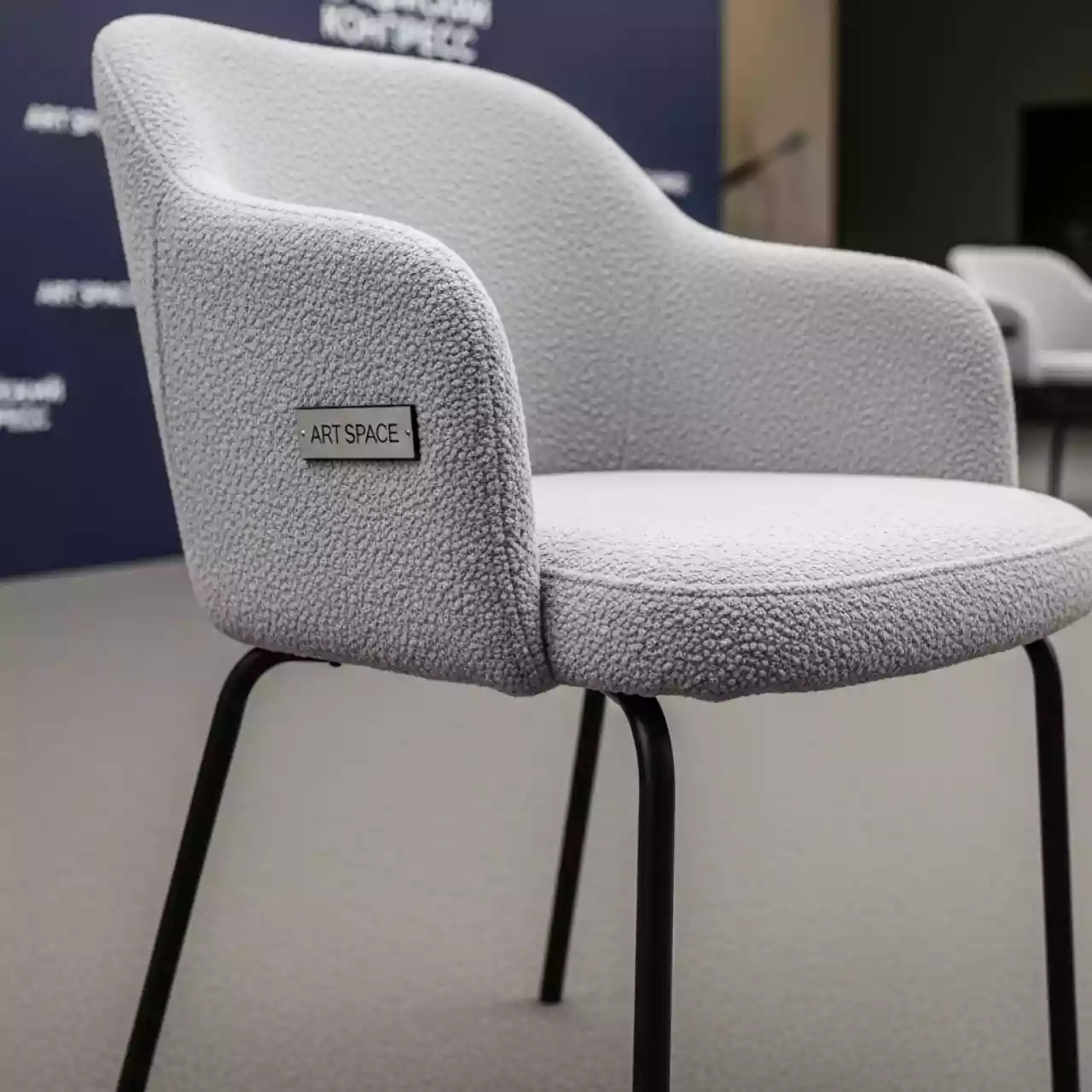 Аренда Стул Гемма светло серый Confetti велюр черный каркас в отеле «Звездный» — ART SPACE