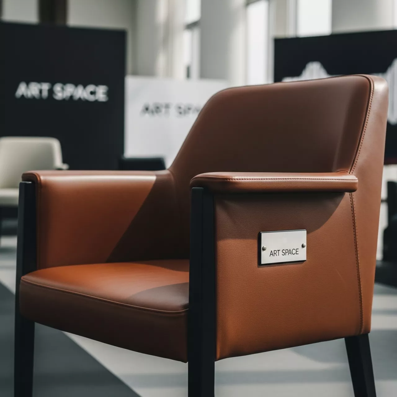 Аренда Стул GIO с подлокотниками кожа коричневый в Mövenpick Hotel — ART SPACE