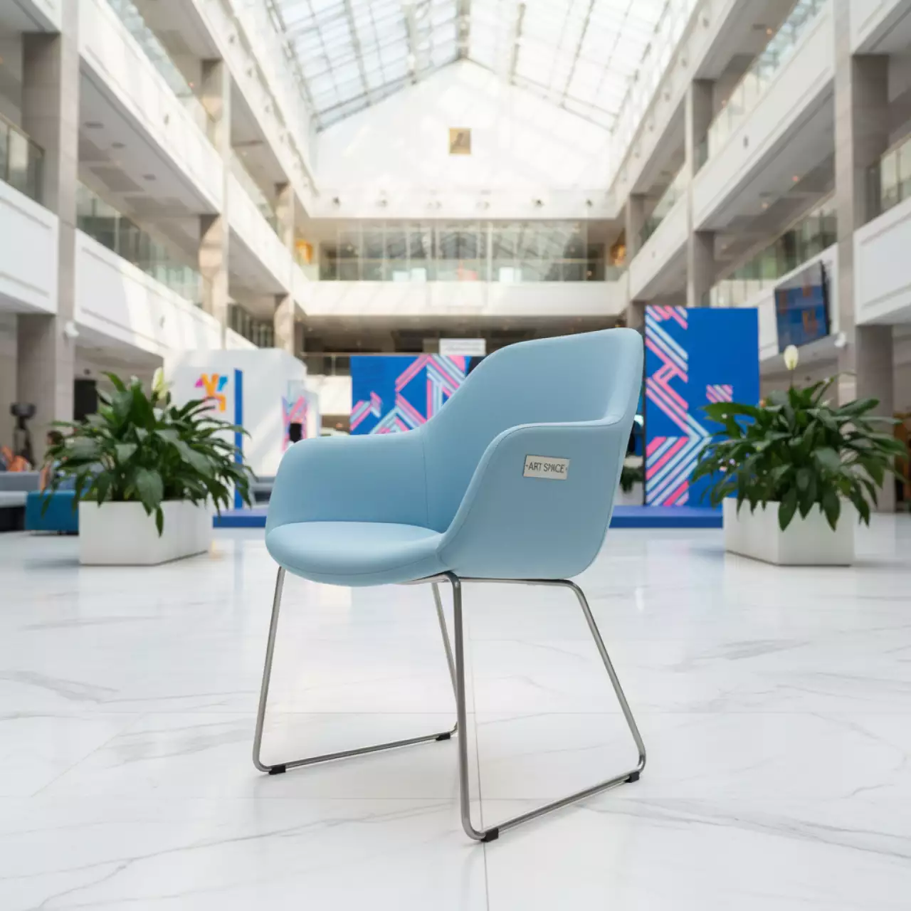 Аренда Стул Gorg с подлокотниками пастельно голубой в гранд-отеле «Жемчужина» — ART SPACE