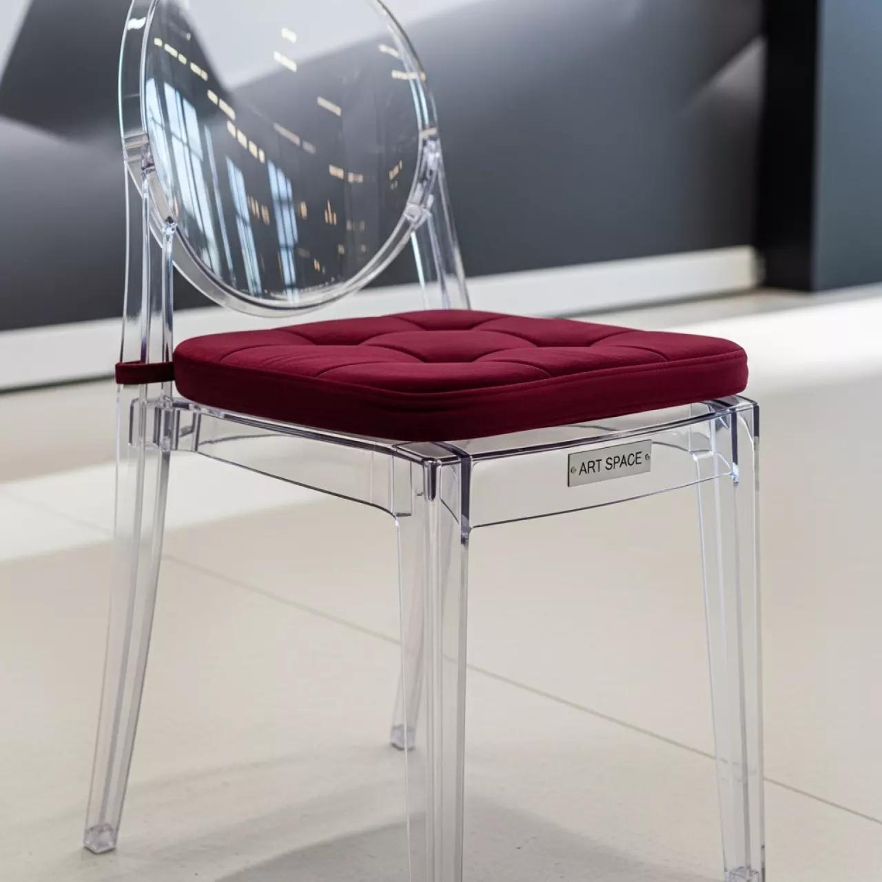 Аренда Стул ХЭМПСОН прозрачный с бордовой бархатной подушкой в VK Stadium Sirius — ART SPACE