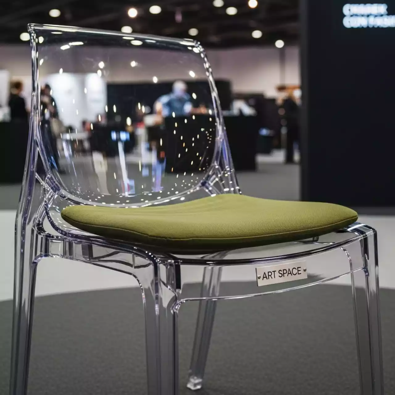 Аренда Стул ХЭМПСОН прозрачный с оливковой габардиновой подушкой в Mercure Сочи Центр — ART SPACE