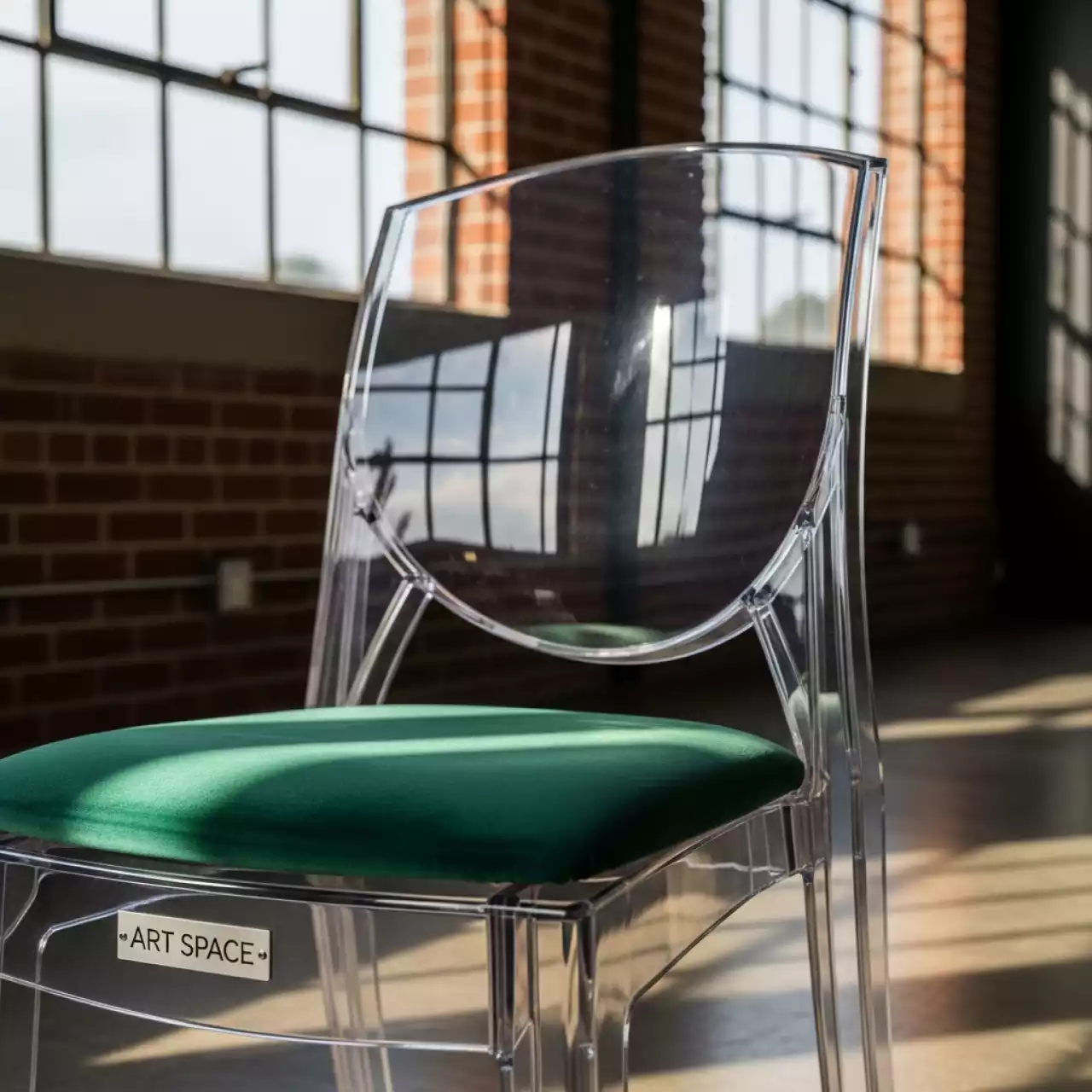 Аренда Стул ХЭМПСОН прозрачный с папоротниковой бархатной подушкой в лофте «Студия 21» — ART SPACE