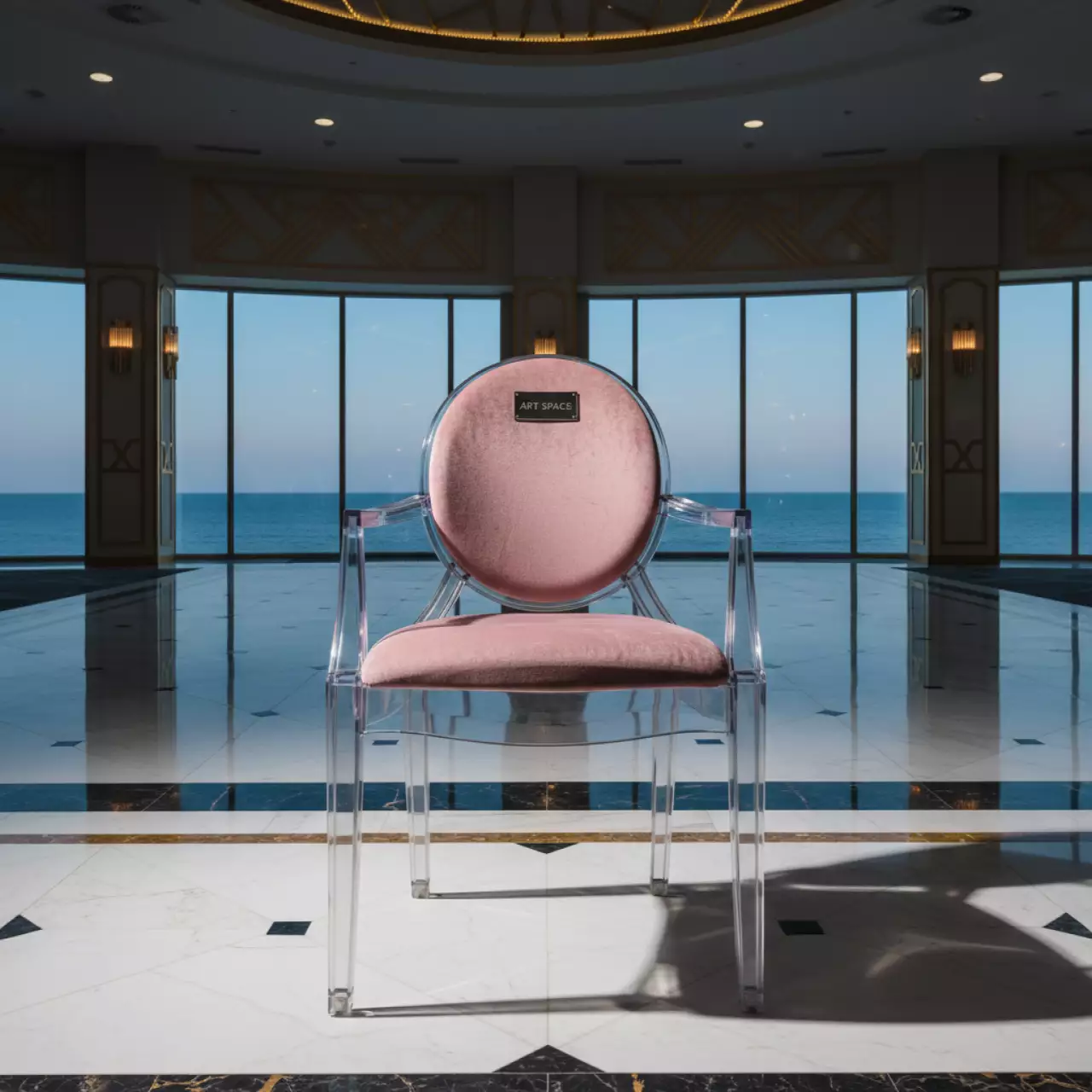 Аренда Стул ХЭМПСОН прозрачный с розовой бархатной подушкой в зале «Чайка» (Морпорт) — ART SPACE