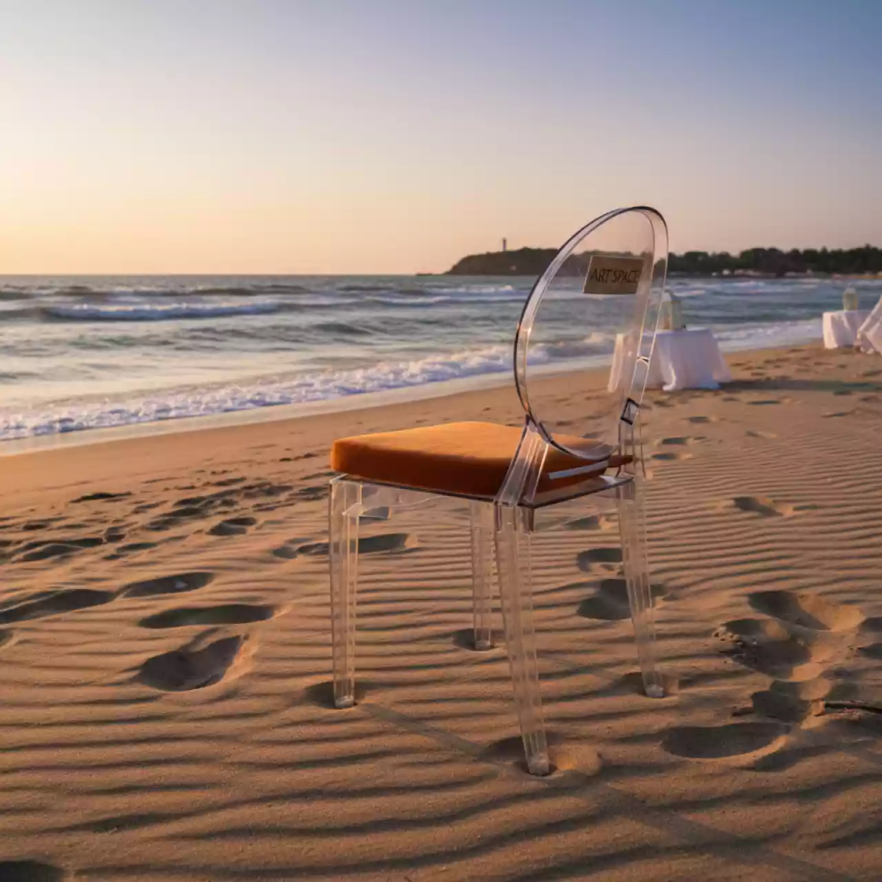 Аренда Стул ХЭМПСОН прозрачный с тыквенной бархатной подушкой на пляже «Маяк» — ART SPACE