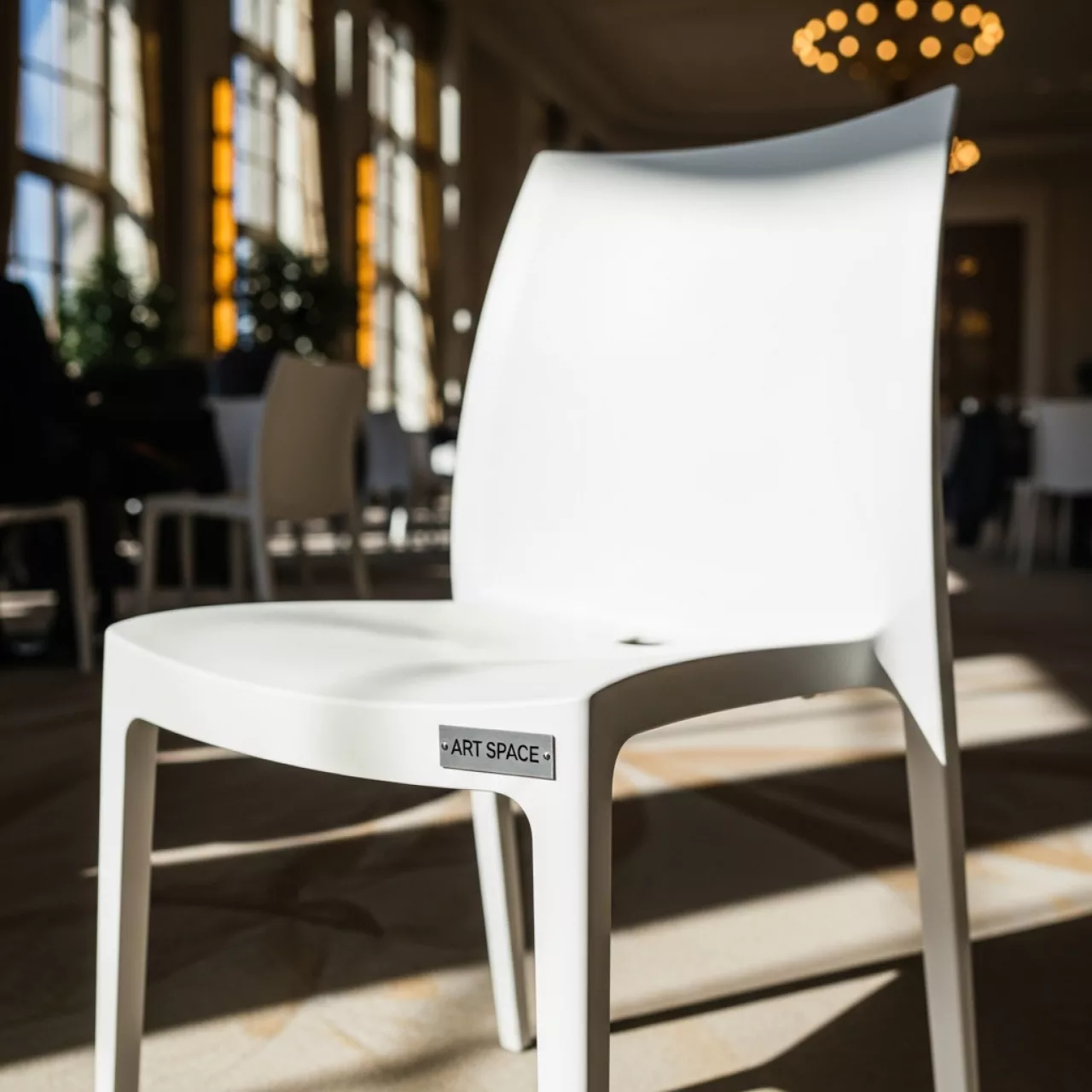 Аренда Стул Herman BACKSTAGE пластиковый белый в Imeretinskiy Hotel — ART SPACE
