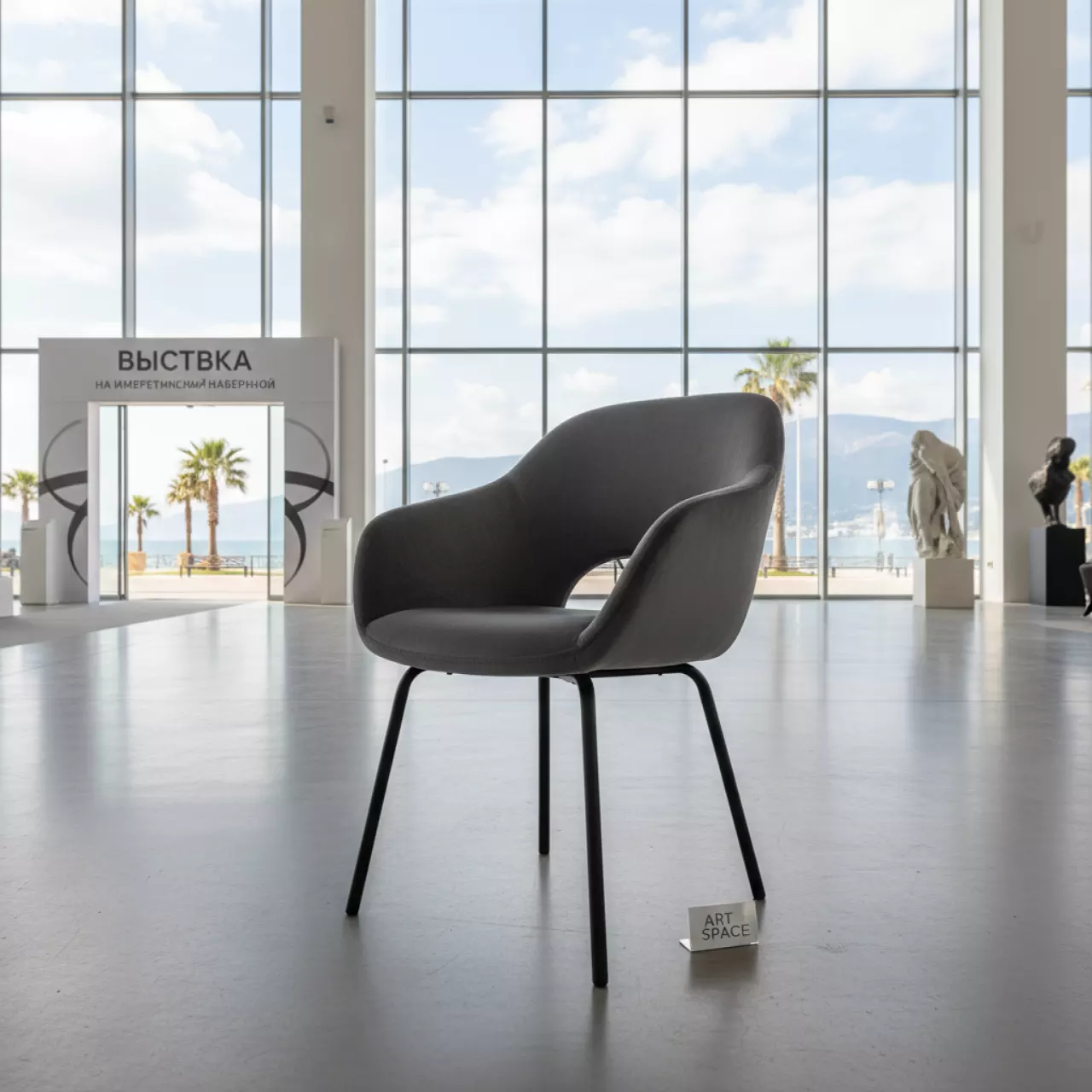 Аренда Стул Herman темно серый велюр черный поворотный каркас на Имеретинской набережной — ART SPACE