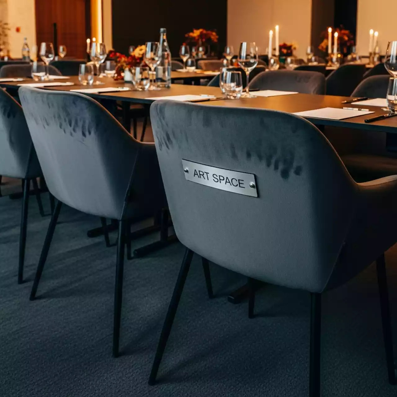 Аренда Стул Хилтон темно серый велюр черный в Stella di Mosca — ART SPACE