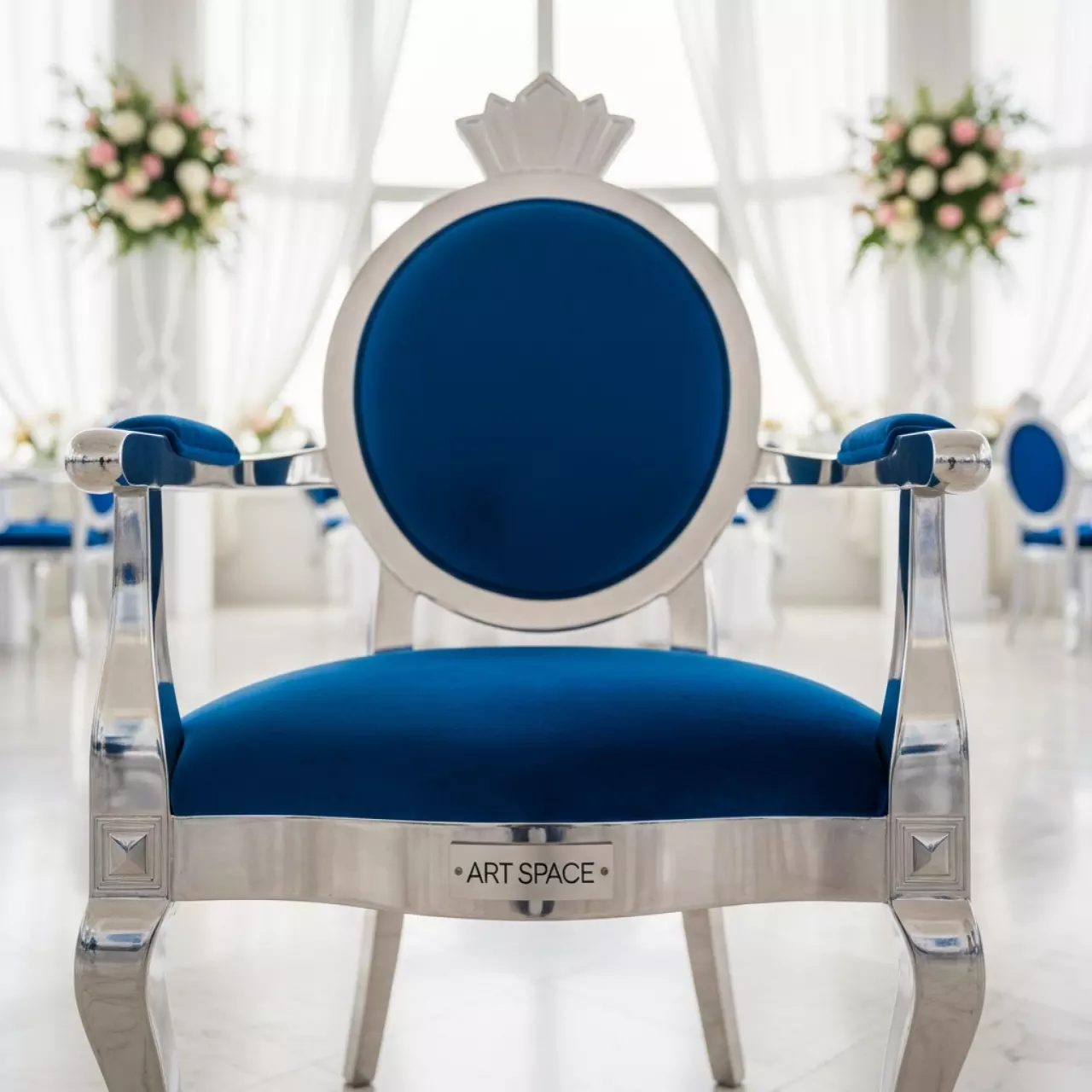 Аренда Стул Хит алюминиевый с закругленными подлокотниками каркас серебряный корона синяя в Grand Karat Sochi — ART SPACE